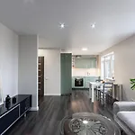 Spacious And Modern With Free Parking Butas