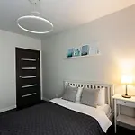 Spacious And Modern With Free Parking *