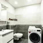 Spacious And Modern With Free Parking