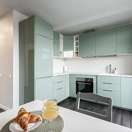 Spacious And Modern With Free Parking