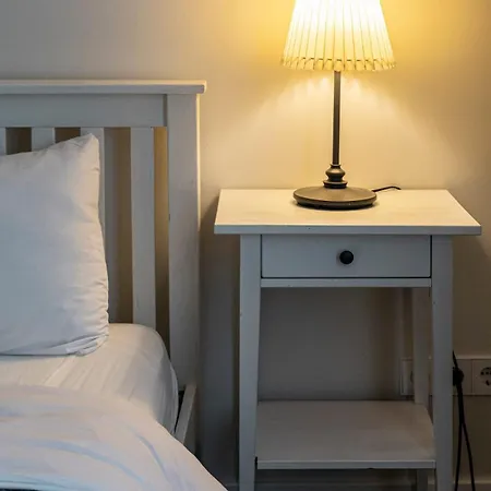 Spacious And Modern With Free Parking