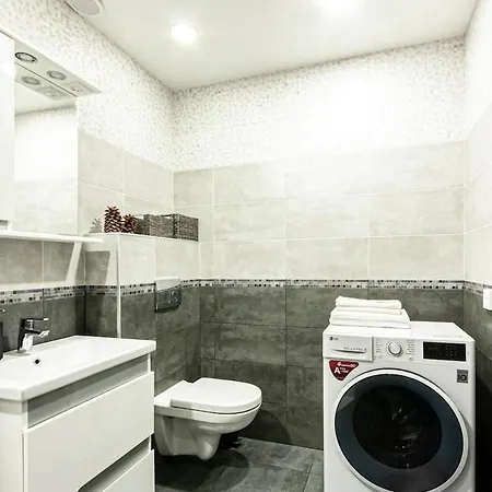 Spacious And Modern With Free Parking