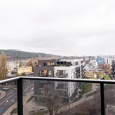 Spacious And Modern With Free Parking *