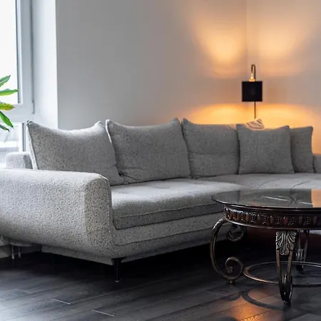 Spacious And Modern With Free Parking