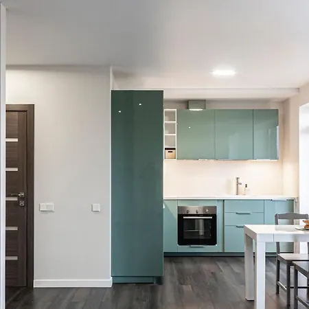 Spacious And Modern With Free Parking Apartment *