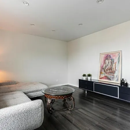 Spacious And Modern With Free Parking Apartament