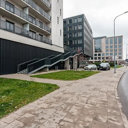 Spacious And Modern With Free Parking