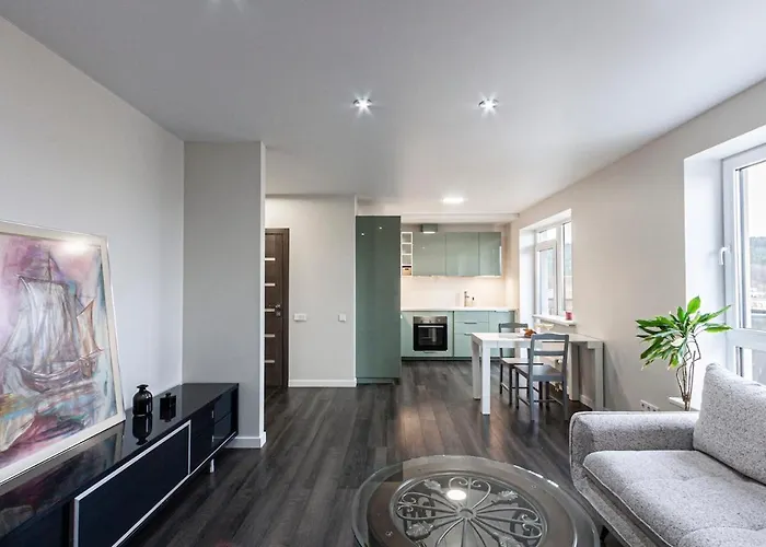 Spacious And Modern With Free Parking アパート