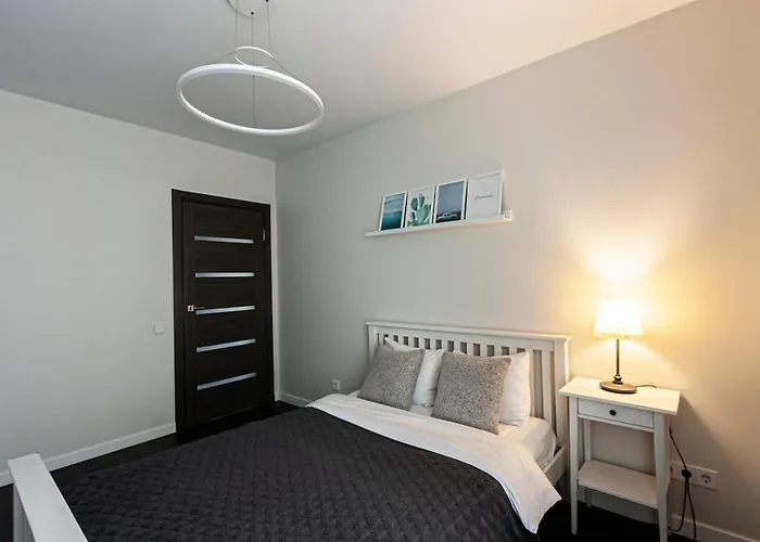 Spacious And Modern With Free Parking *