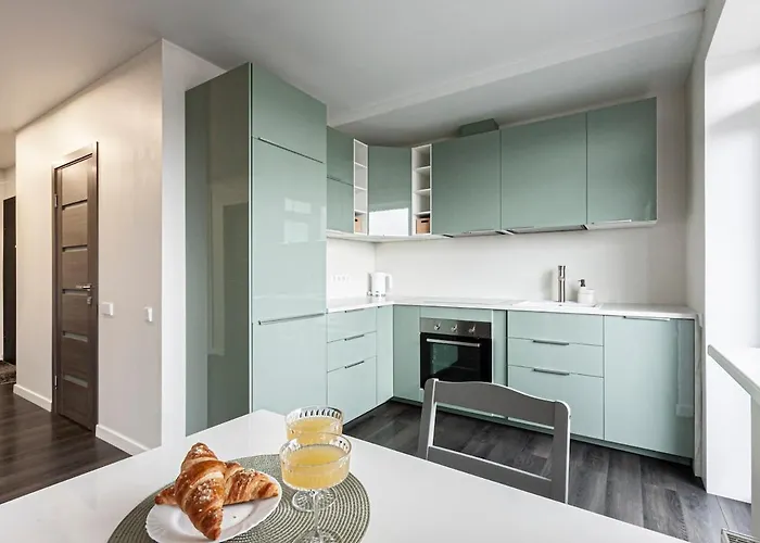 Spacious And Modern With Free Parking