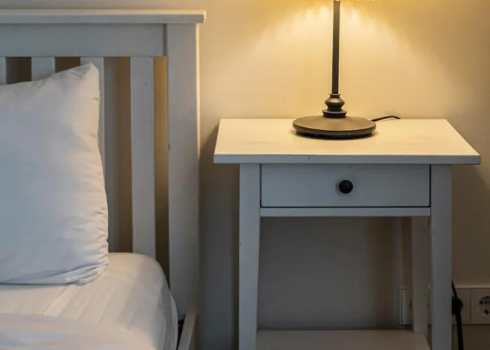 Spacious And Modern With Free Parking