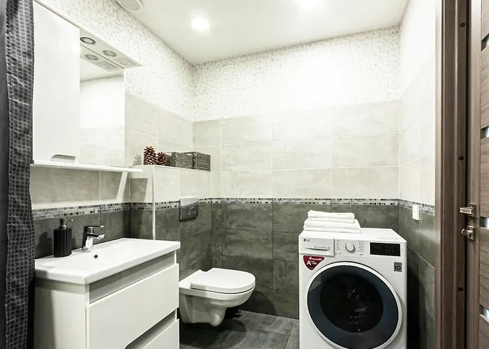 Spacious And Modern With Free Parking