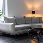 Spacious And Modern With Free Parking