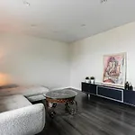 Spacious And Modern With Free Parking Apartman