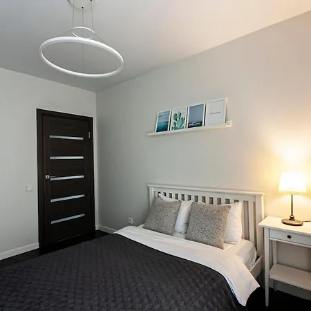 Spacious And Modern With Free Parking *