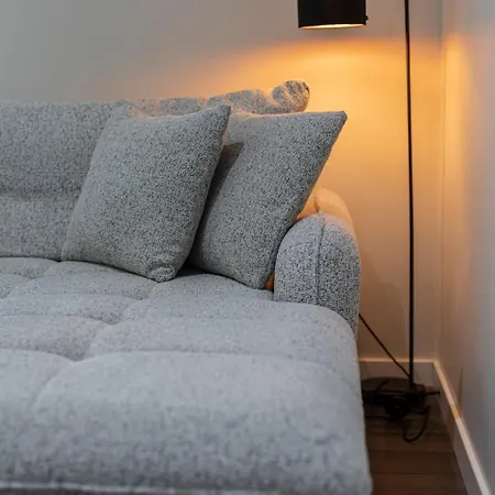 Spacious And Modern With Free Parking *