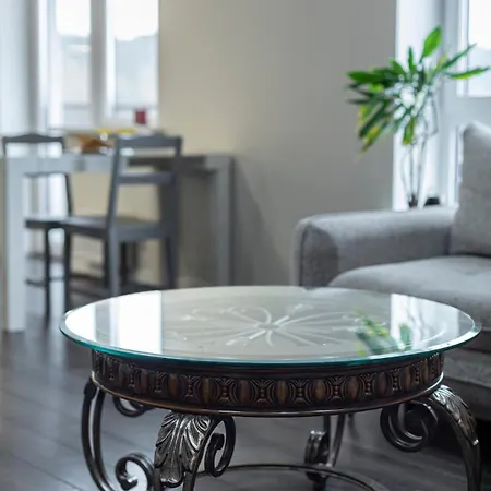 Spacious And Modern With Free Parking Apartment *