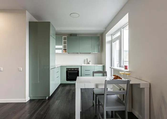 Spacious And Modern With Free Parking Apartman