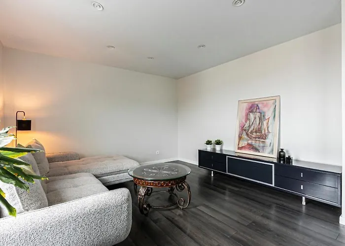 Spacious And Modern With Free Parking Apartman