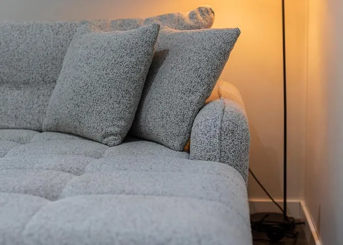 Spacious And Modern With Free Parking *