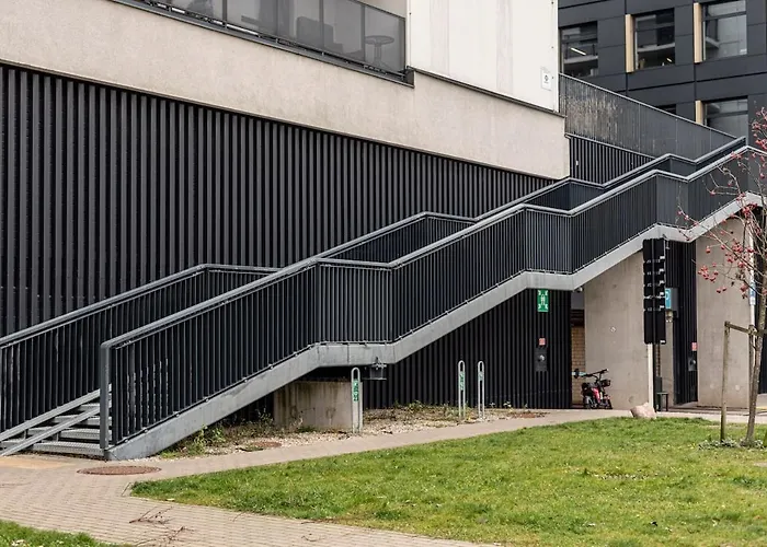 Spacious And Modern With Free Parking 아파트