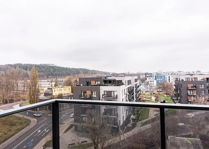 Spacious And Modern With Free Parking *