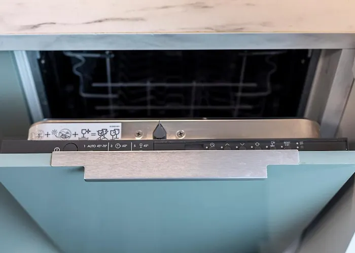 Spacious And Modern With Free Parking 아파트